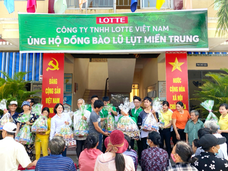 Lotte Vietnam’s donation to the unfortunates in flooding Central areas.