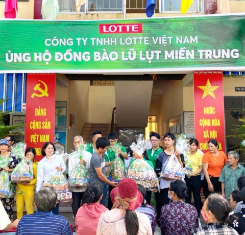 Công ty TNHH Lotte Việt Nam chung tay ủng hộ đồng bào lũ lụt miền Trung.